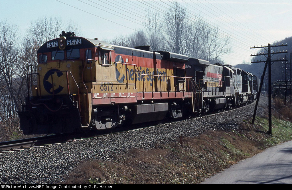 CSXT 5572 in Chessie System livery and associates bring a westbound through Reusens